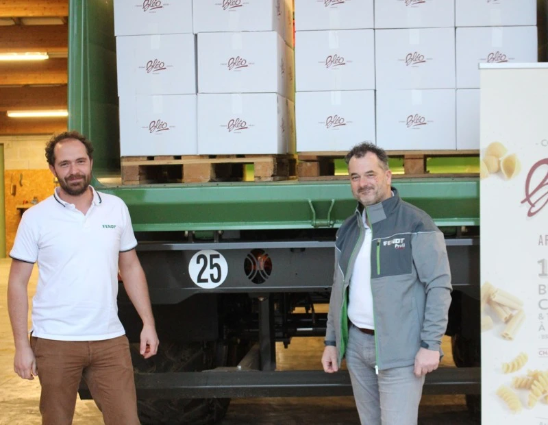 A francia Fendt csapata traktor alakú tésztát adományoz az élelmiszerbanknak