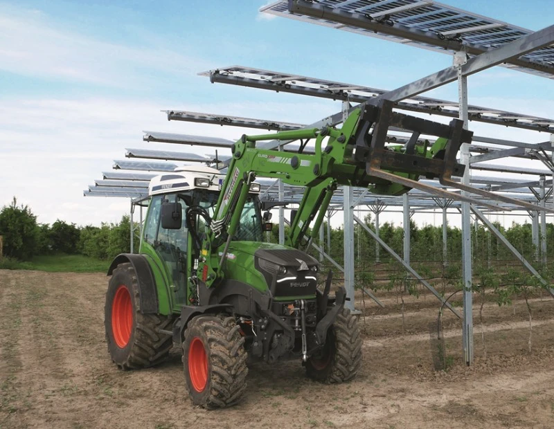 Fendt e100 Vario egy Fraunhofer-projektben, amely a mezőgazdasági célú fényelektromos energia felhasználását kutatja