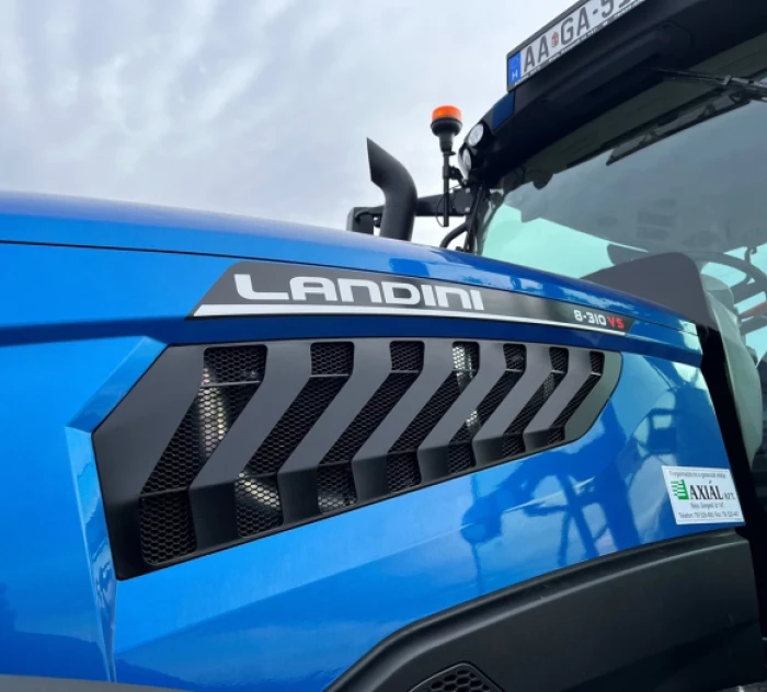 Az új Landini 8-as traktor munkában (+videó)