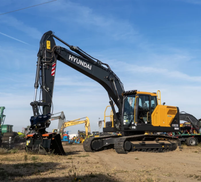 Megérkezett az új Hyundai HX230L lánctalpas kotrógép